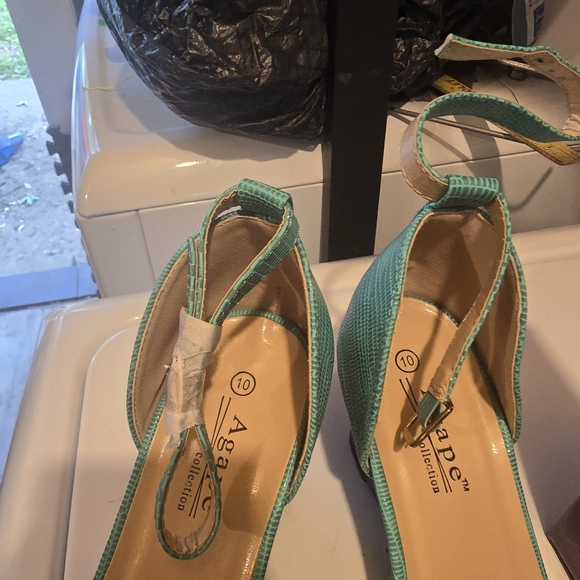 Brand new in box Turquoise pumps - Picture 3 of 5